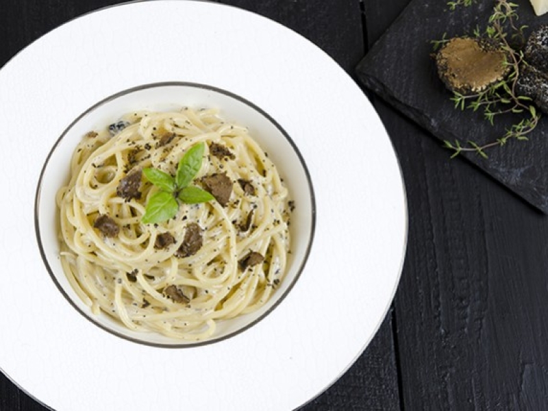 Pâtes fraîches à la truffe d’été et au parmesan