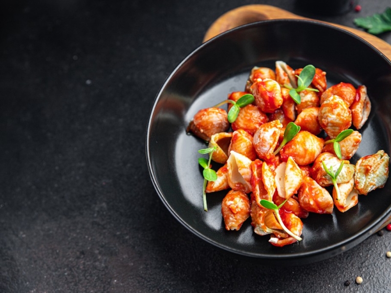 Pâtes coquillages à l’ail, aux calmars et confit de tomate aux piments oiseau