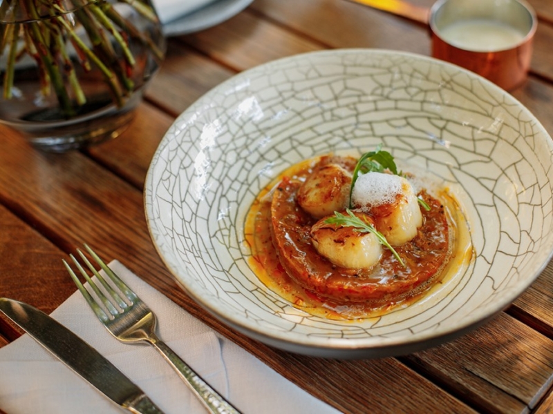 Tartare de Saint-Jacques exotique au poivre cubèbe