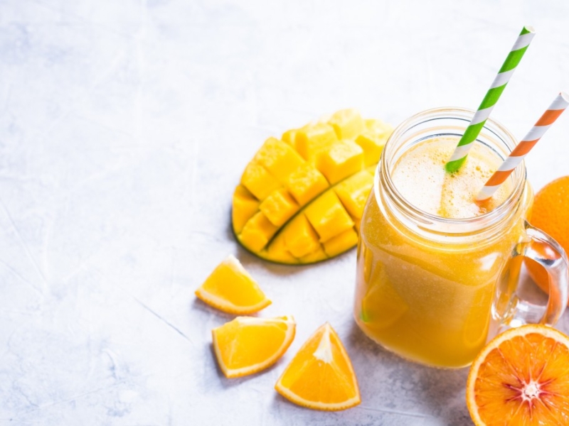 Smoothie d’hiver énergisant : mangue, orange, cardamome, gingembre et curcuma