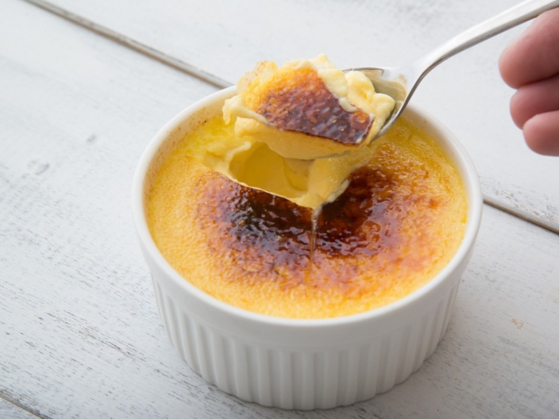 Crème brûlée indienne à la cardamome verte