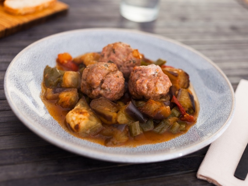 Boulettes épicées aux aubergines et à l’ail semoule