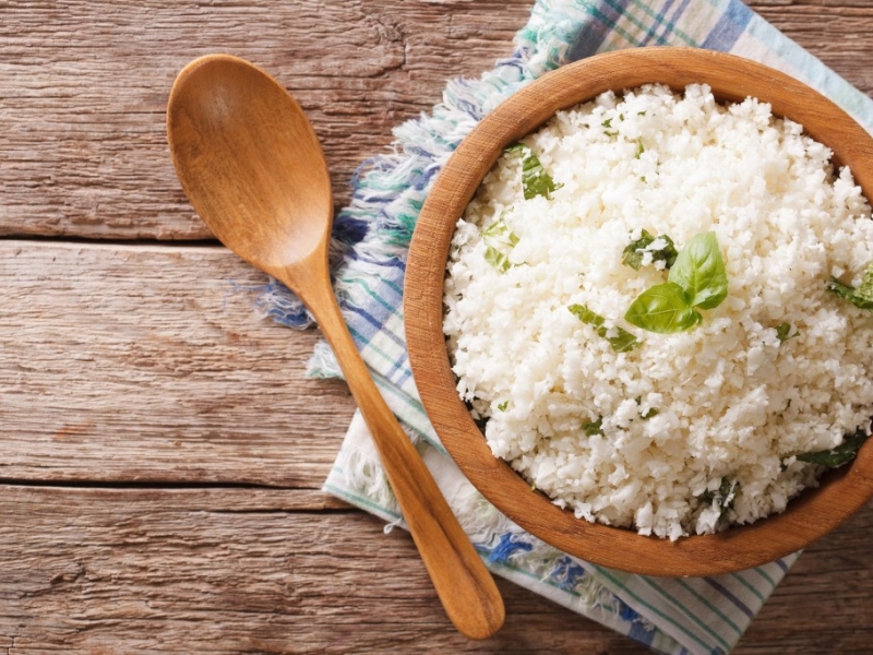 Salade de riz et porc au sésame