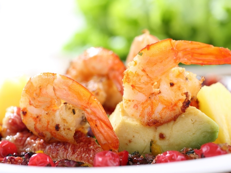 Salade avocat crevettes aux baies roses