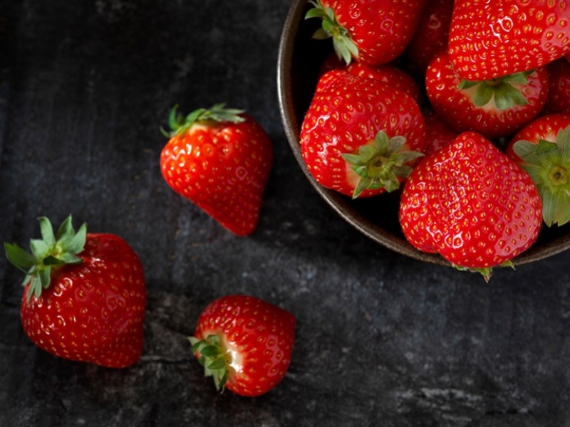 Fraises au zeste de yuzu, poivre de Malabar et moelleux coco