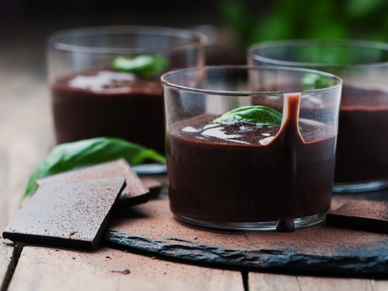 Mousse au chocolat noir au basilic