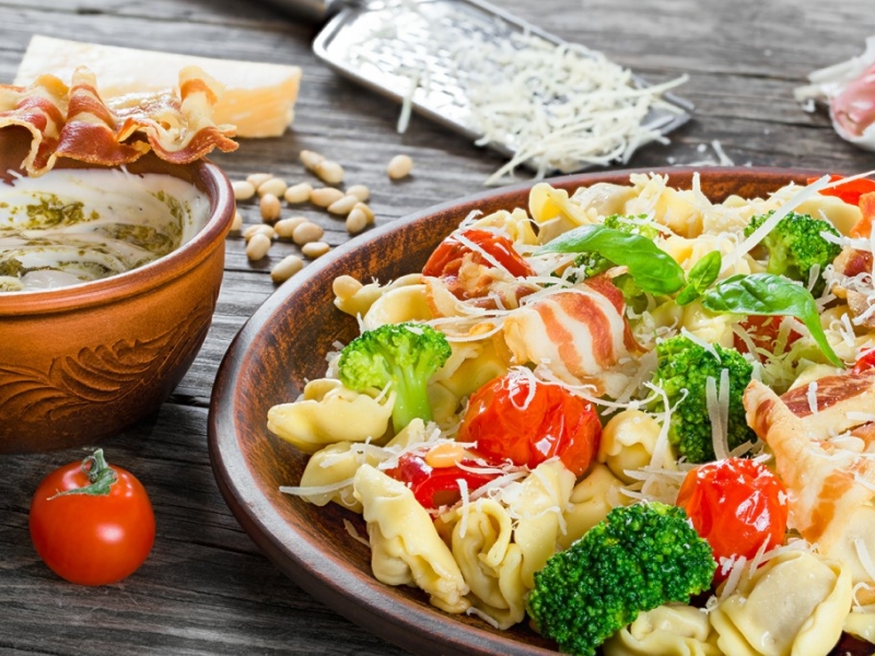 Salade de pâtes au pesto et au parmesan