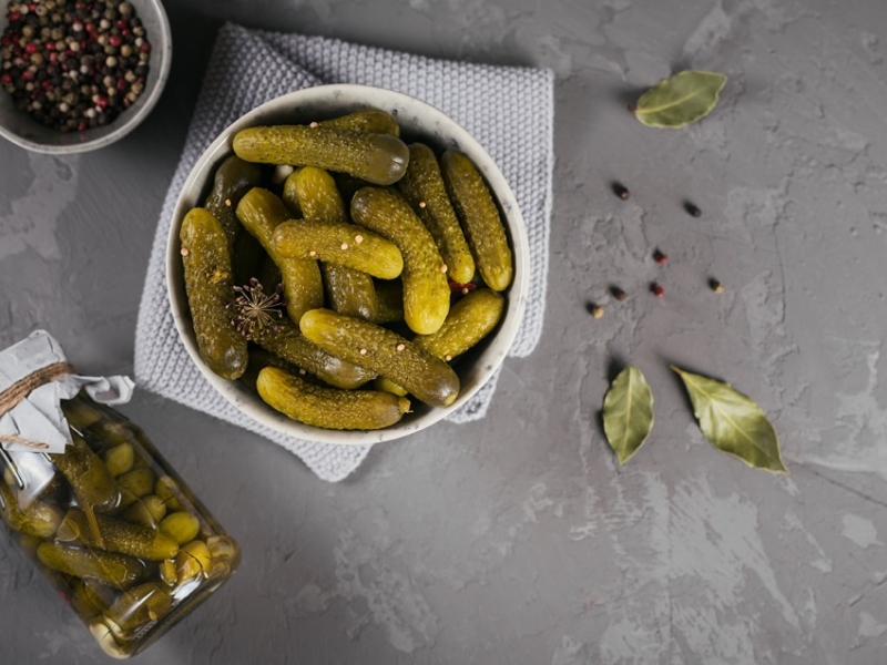 Pickles de cornichons au poivre et à la coriandre